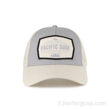 Cappello trucker con patch stampata e visiera curva